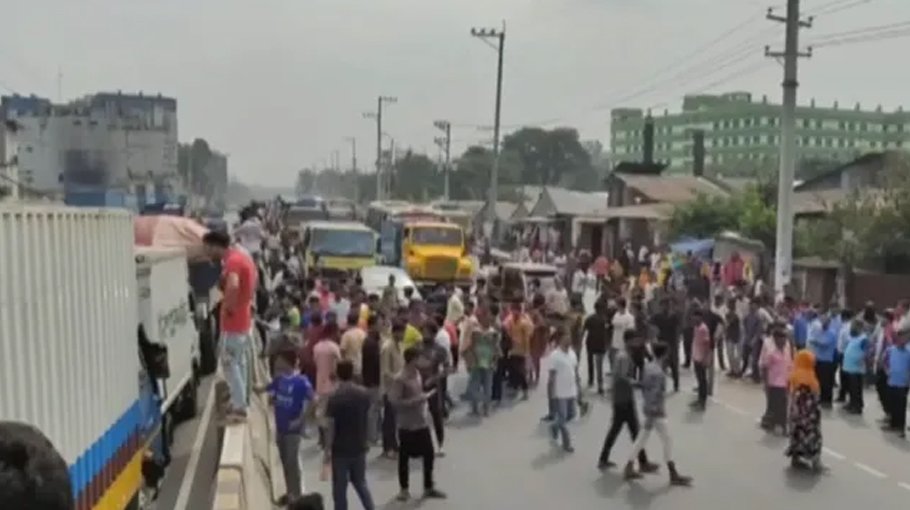 RMG workers block roads, highway