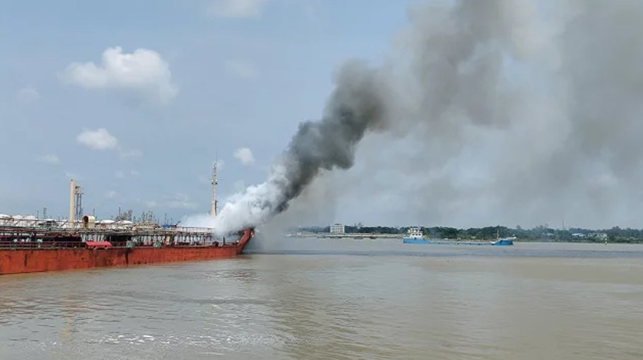 3 killed as vessel catches   fire after blast in Ctg 
