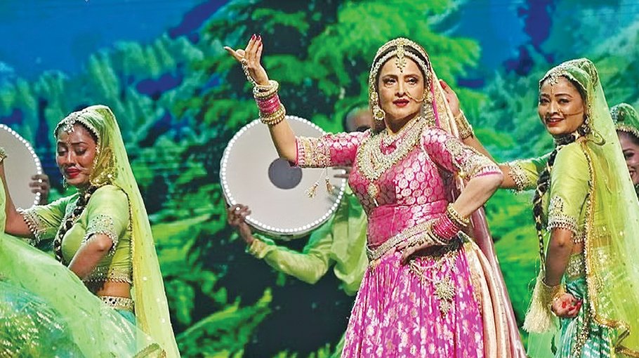 Rekha shines at IIFA 2024 with dance performance
