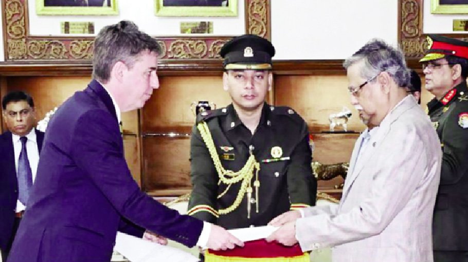 New ambassadors of Sweden, Algeria present credentials to President