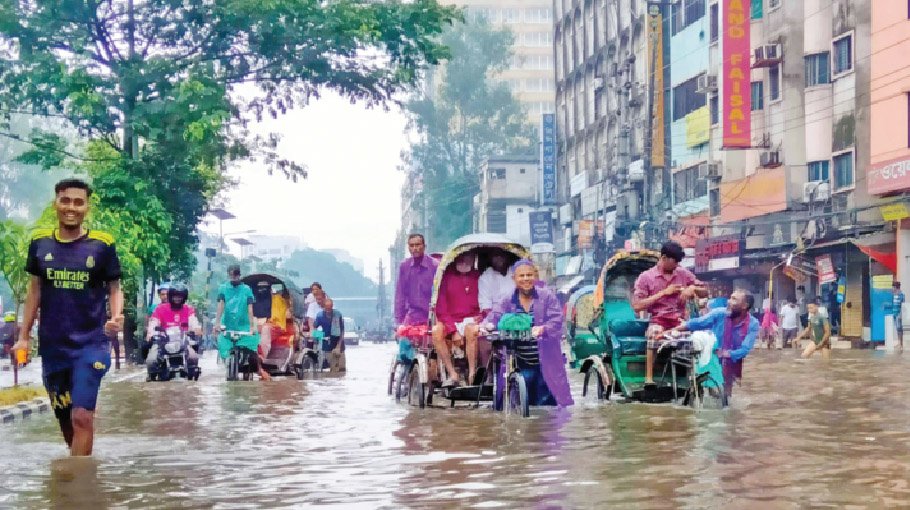 Heavy rain throws life out of gear  in city