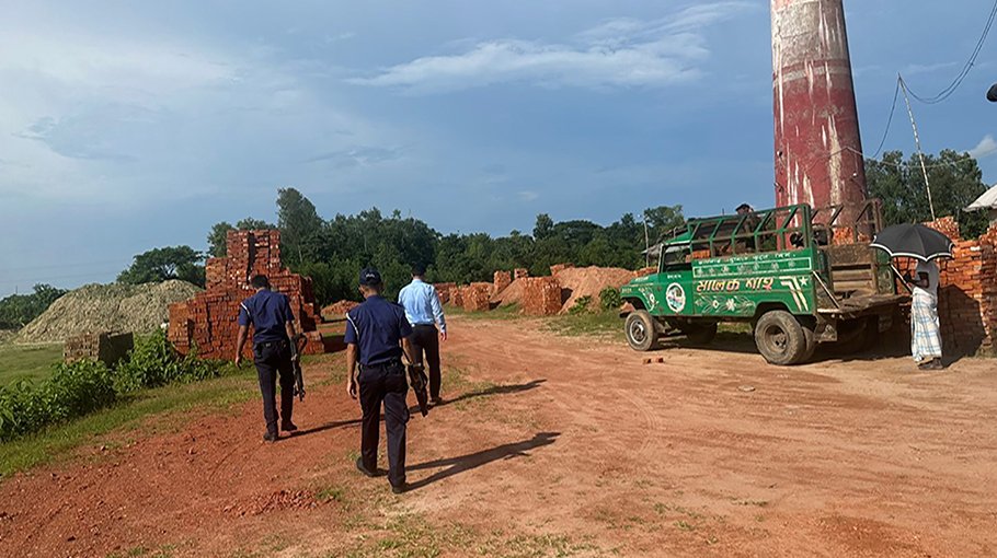 Four brick kilns fined Tk 1.8 lakh in Raozan