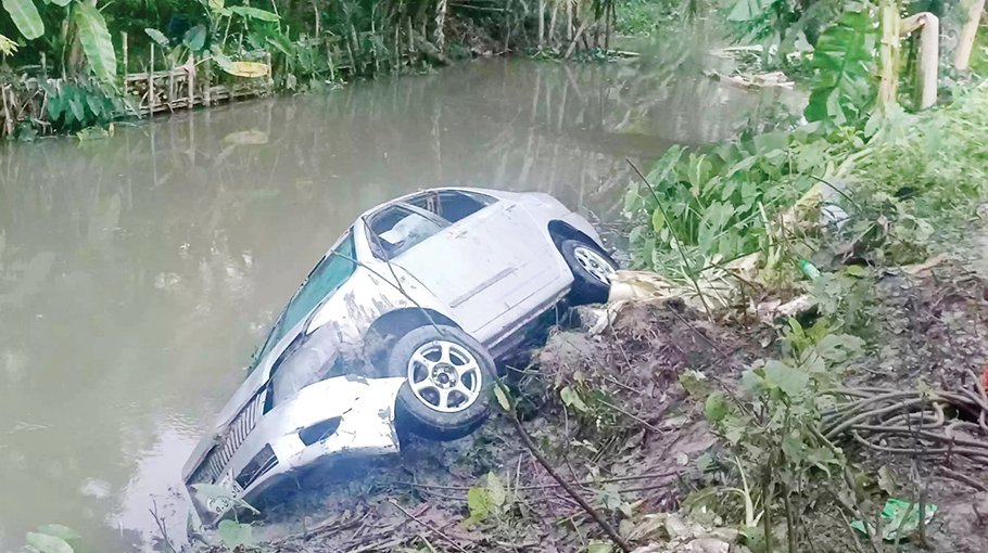 Eight killed in private car crash in Pirojpur