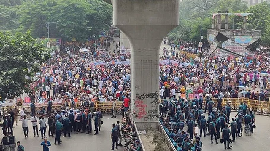 Outsourcing workers block road at Shahbagh