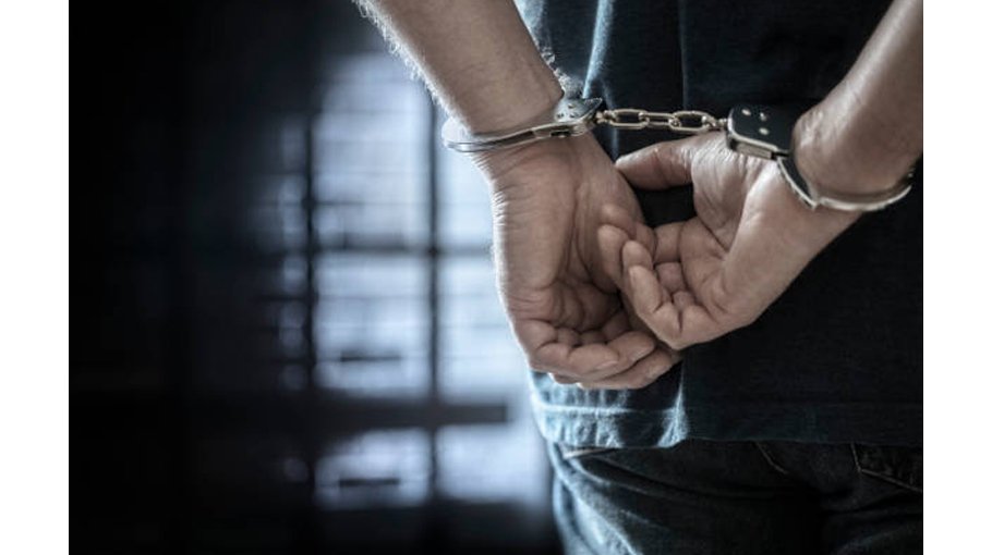 Cop stabbed by accused 