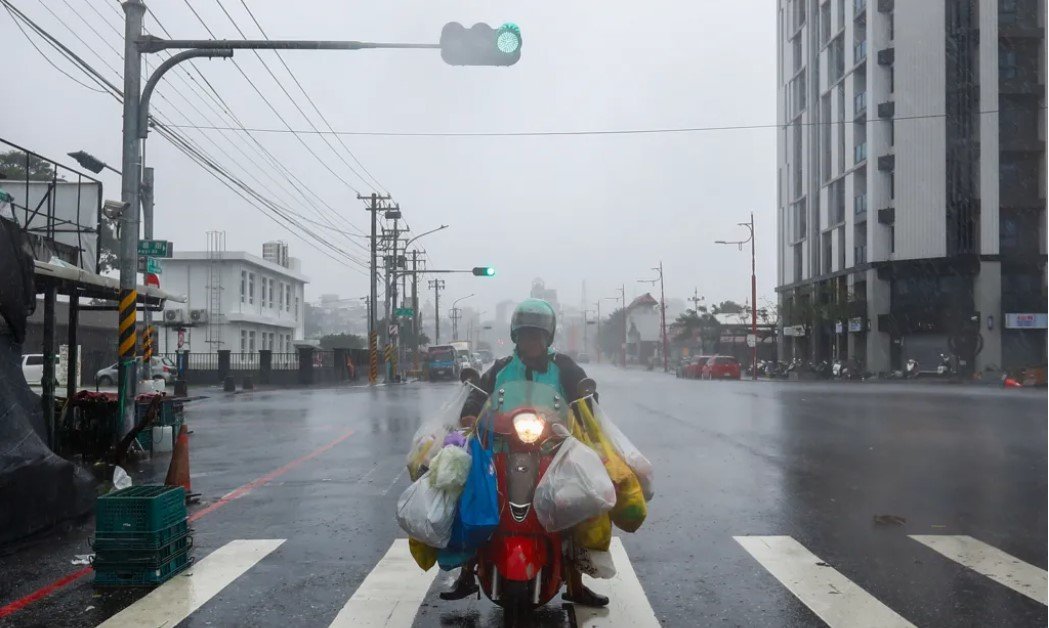 Typhoon Kong-rey makes landfall in Taiwan