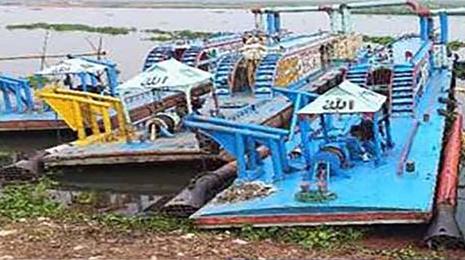 Five dredgers seized, 11 detained  in B’baria