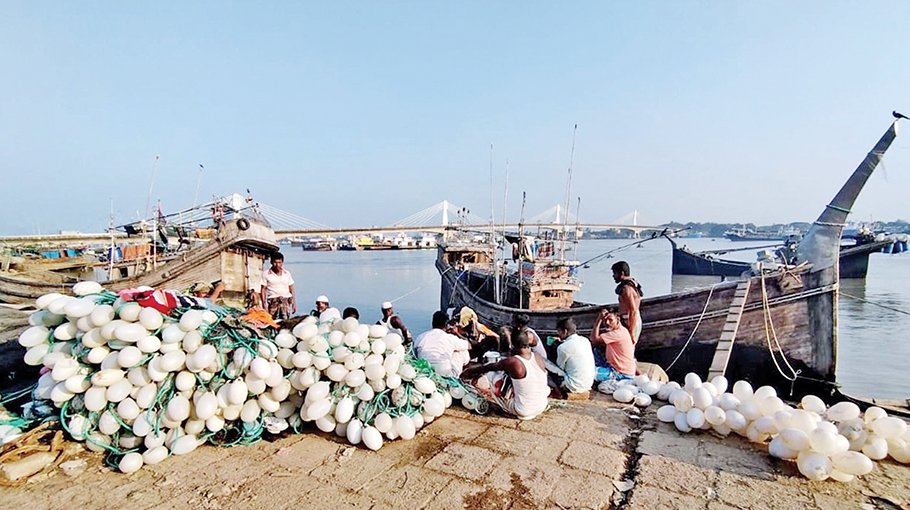 Fishermen resume hilsa fishing as   ban ends
