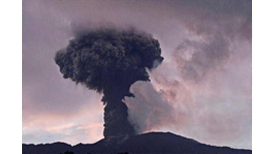 Volcanic eruption  kills 10 in Indonesia 