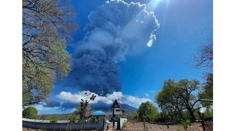 Indonesia volcano belches colossal ash tower