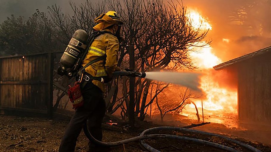 Thousands told to flee wildfire near Los Angeles
