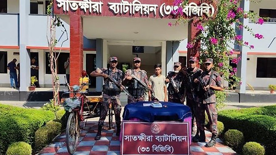 One held with six gold bars in Satkhira