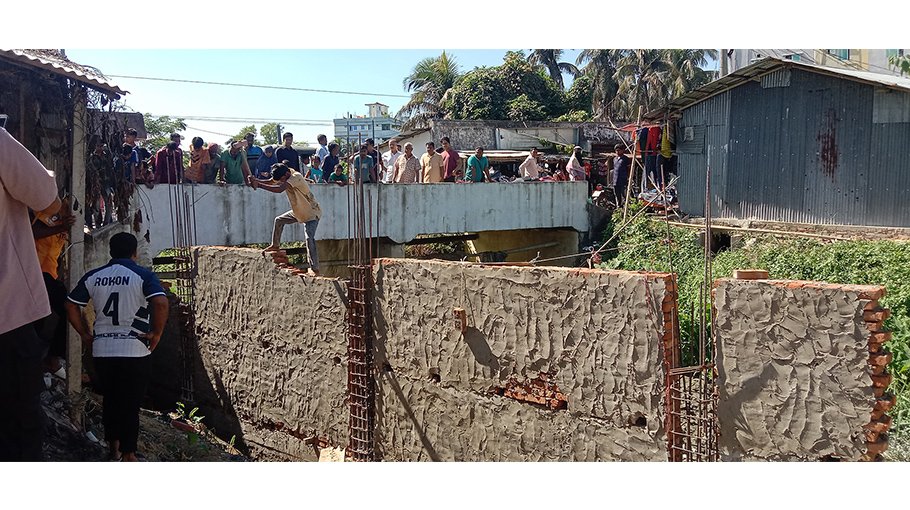 Locals demolish illegal structures on canal bank in Raozan