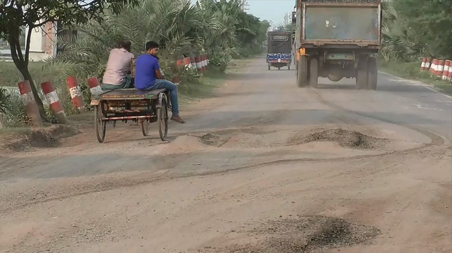 Satkhira people suffer for dilapidated highway 