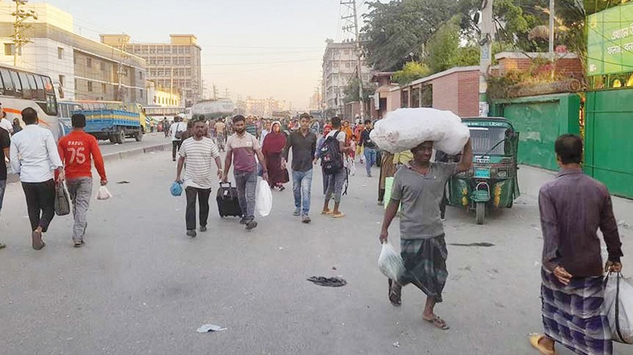 30-km long tailback as RMG workers block highway