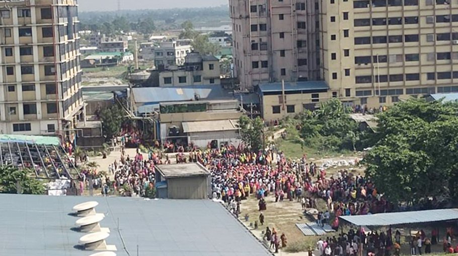Workers of 4 RMG units stage demos