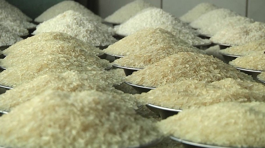Pvt sector asked to import 3.27 lakh mt rice by one month