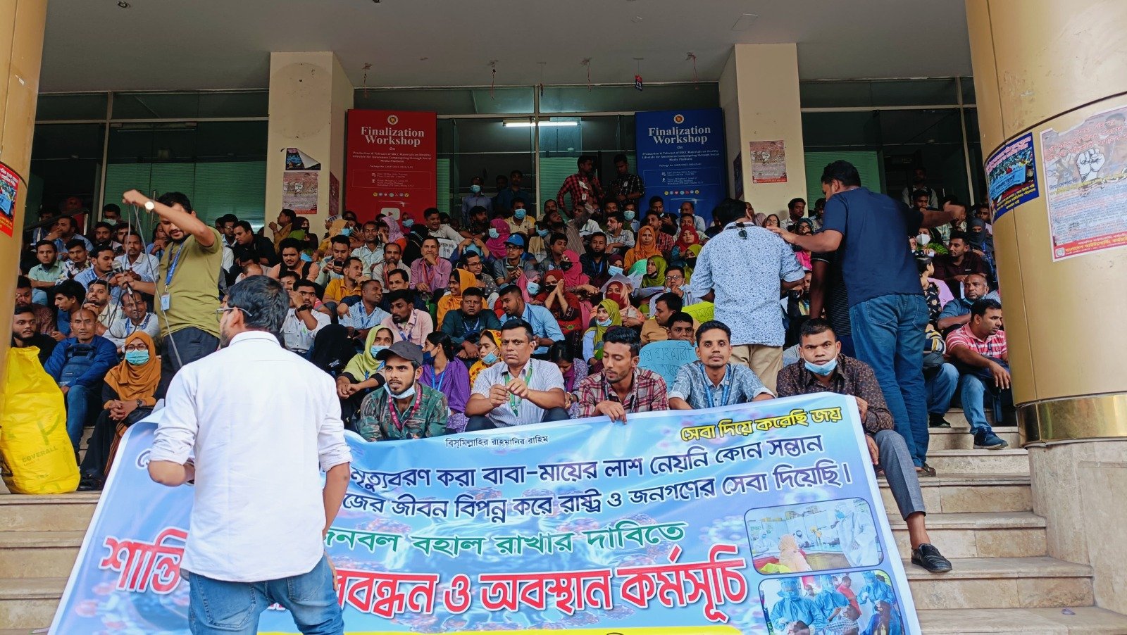 Health workers recruited during pandemic continue protest outside DGHS 