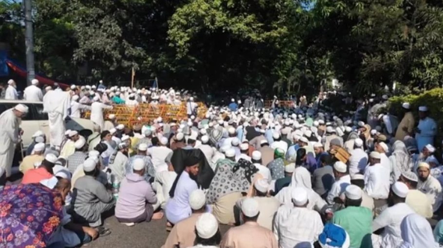 Maulana Saad’s supporters stage demo, submit memorandum to CA