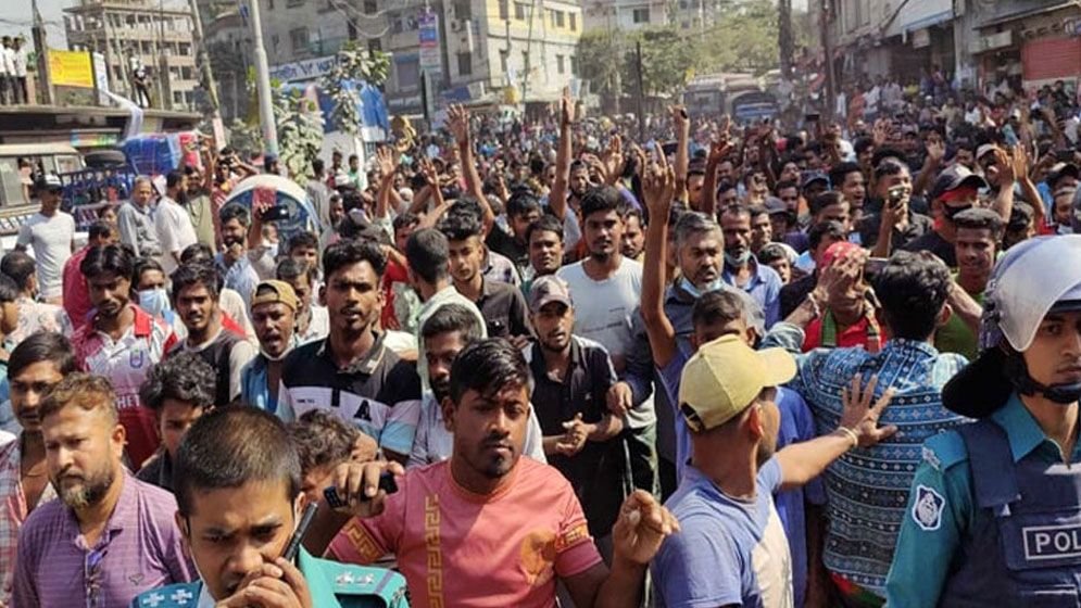 Ban on battery-run rickshaw: Drivers block roads, clash with cops, demand rehabilitation