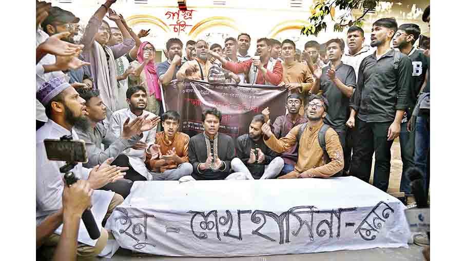 DU students hold ‘coffin   procession’ demanding ban on AL, JaPa