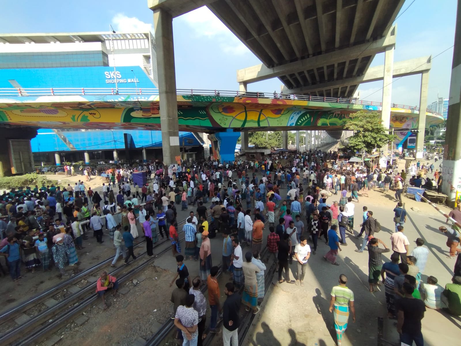 Battery-run rickshaw drivers block roads across Dhaka protesting HC order