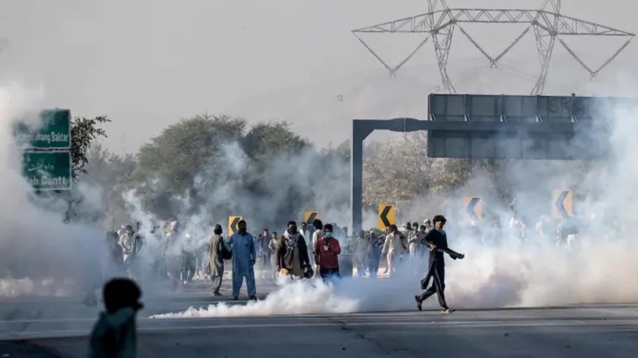 6 killed in Pakistan as Imran Khan supporters breach lockdown