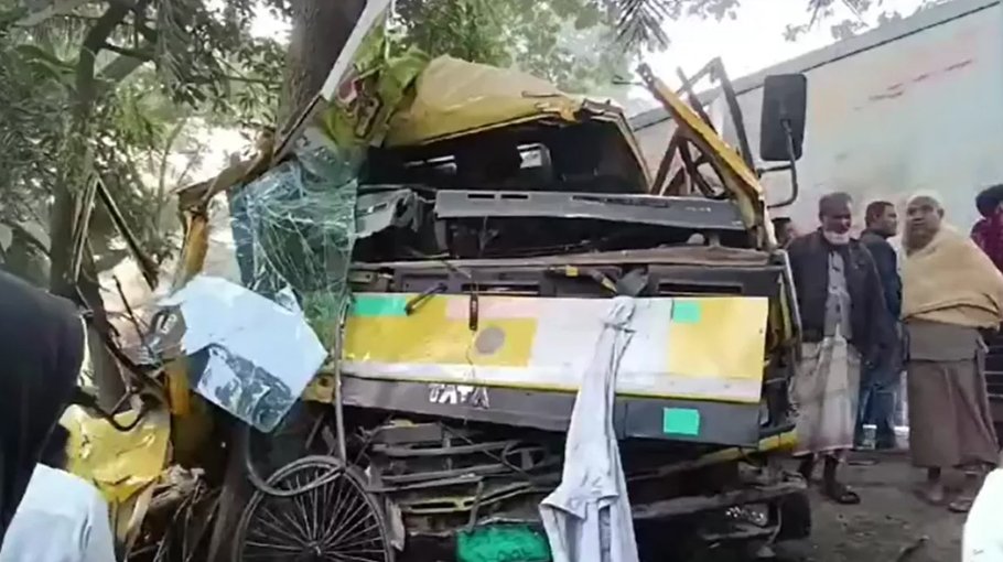 2 killed in truck- rickshaw van collision in Natore
