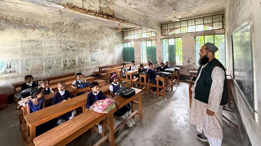Dilapidated school building poses risk to students in Shariatpur