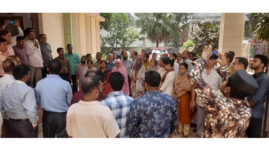 Ctg postal officials protest move to    demolish century-old GPO building