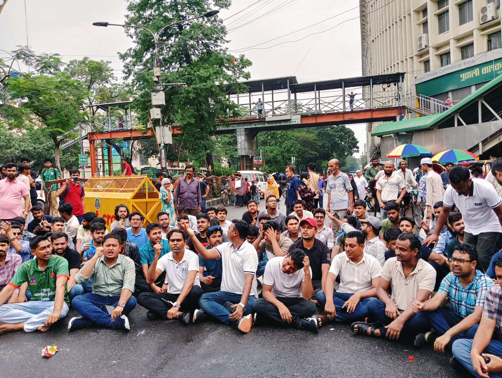 JCD stages sit-in at Shahbagh amid rain, halting traffic