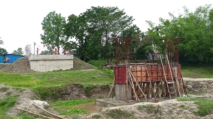 Locals suffer for incomplete bridge in Debiganj