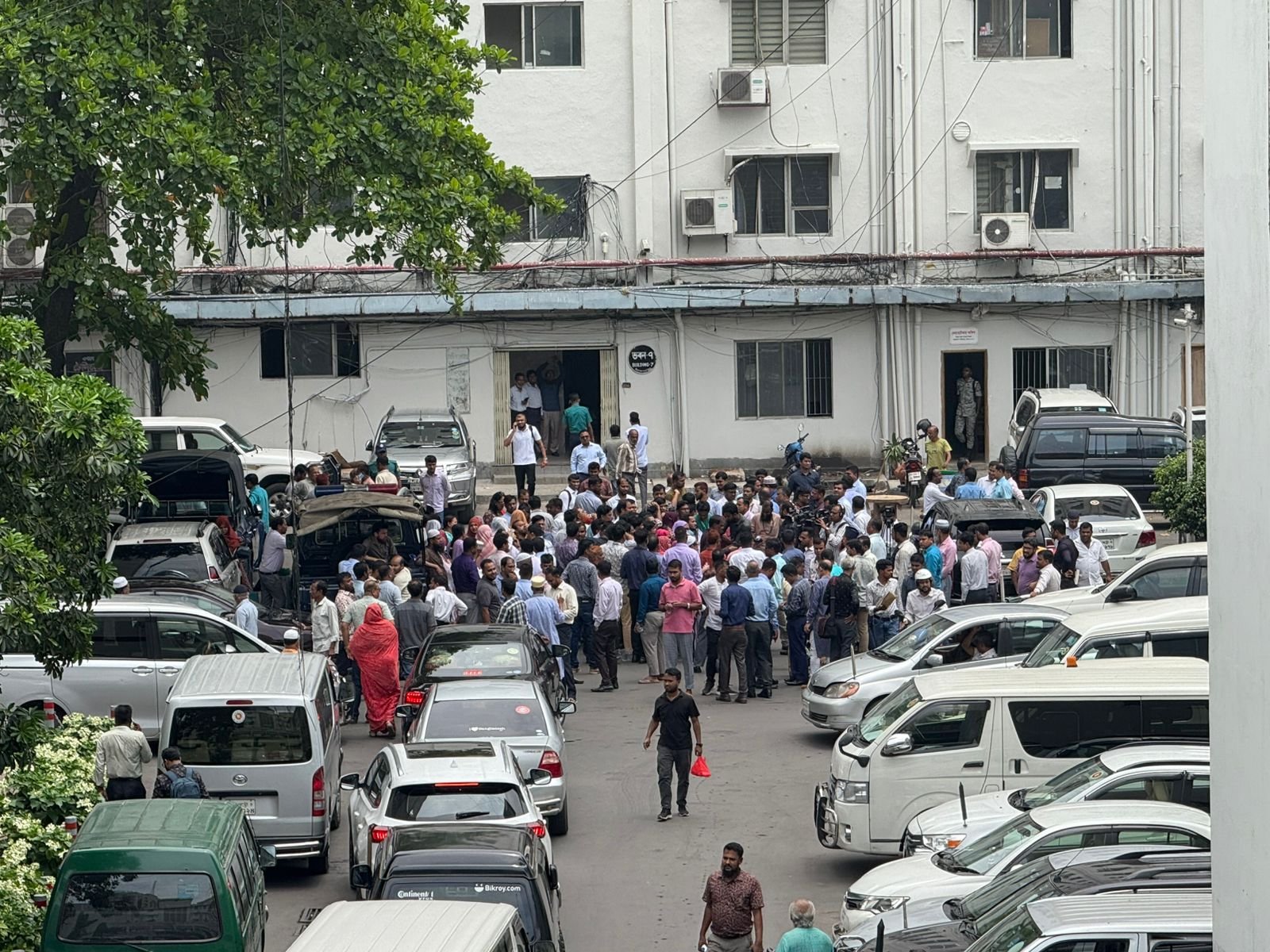 Govt employees continue strike at Secretariat over draft service ordn