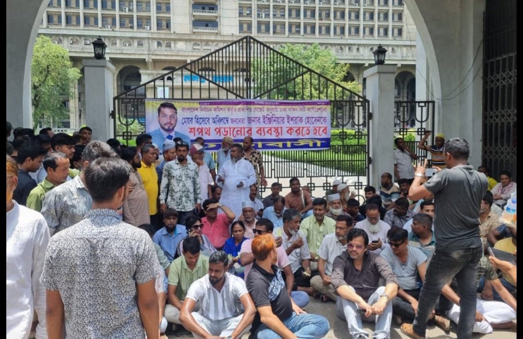 Ishraq supporters continue protest at Nagar Bhaban