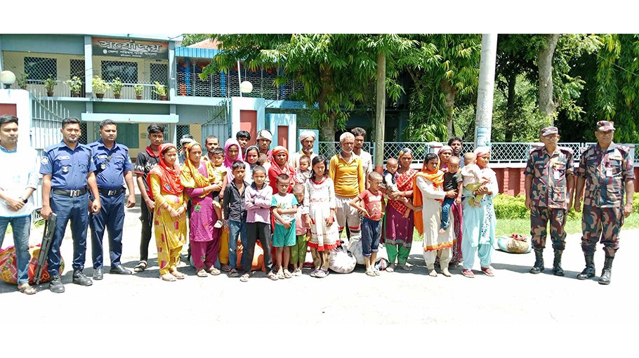 BSF pushes in 30 people  thru Meherpur border