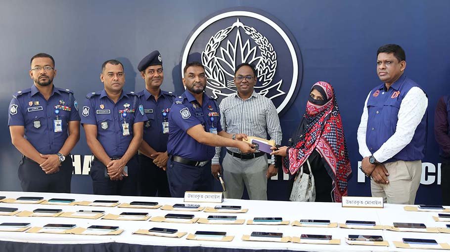 Police recover 51 mobile phones, return them to owners