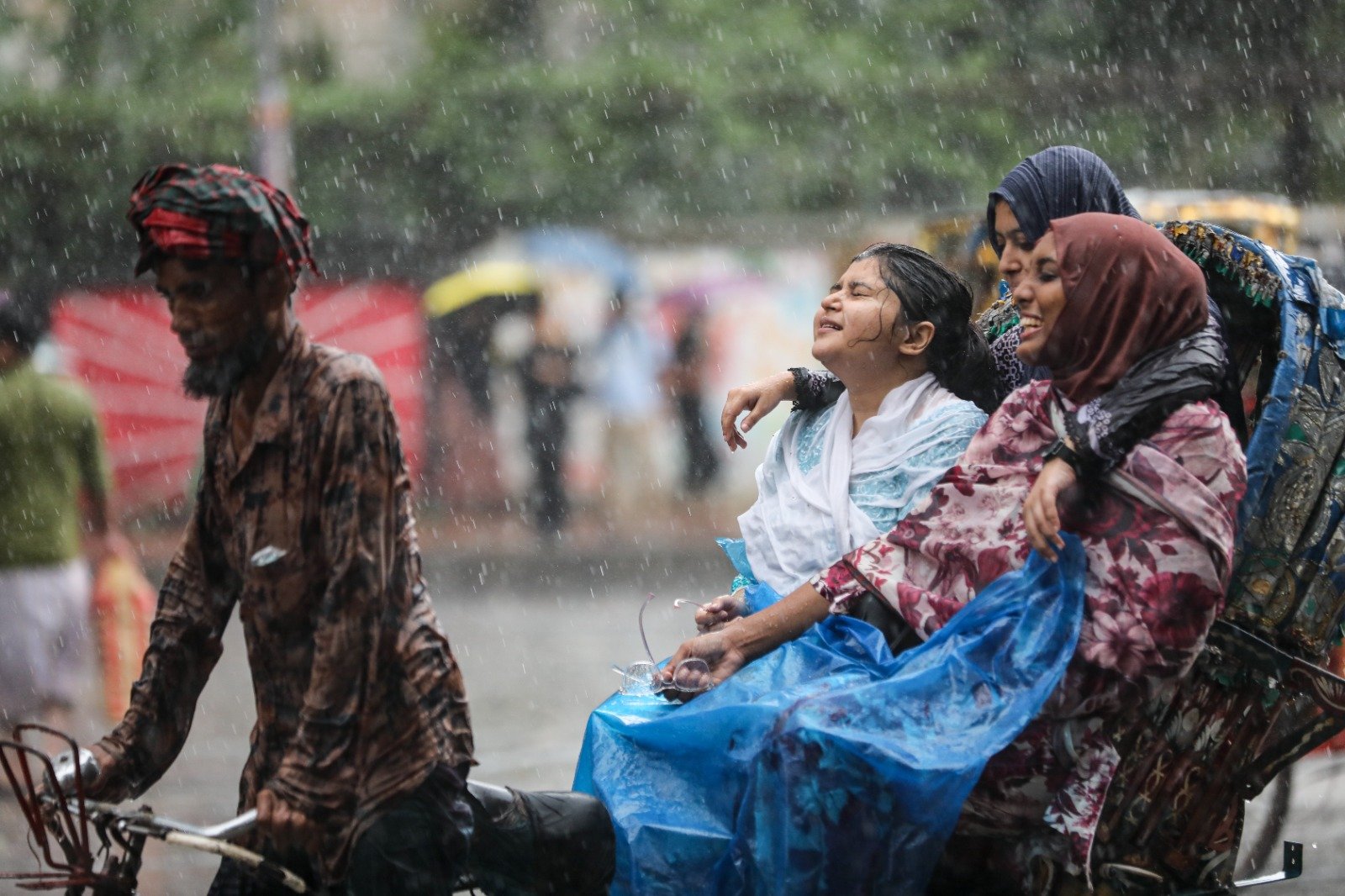 Comfort in the rain, discomfort in the streets