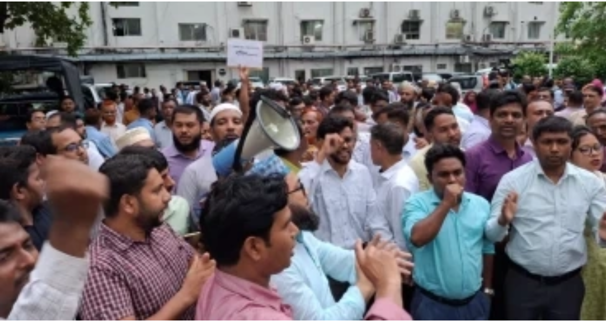 Govt employees continue protests at Secretariat demanding repeal of ordinance