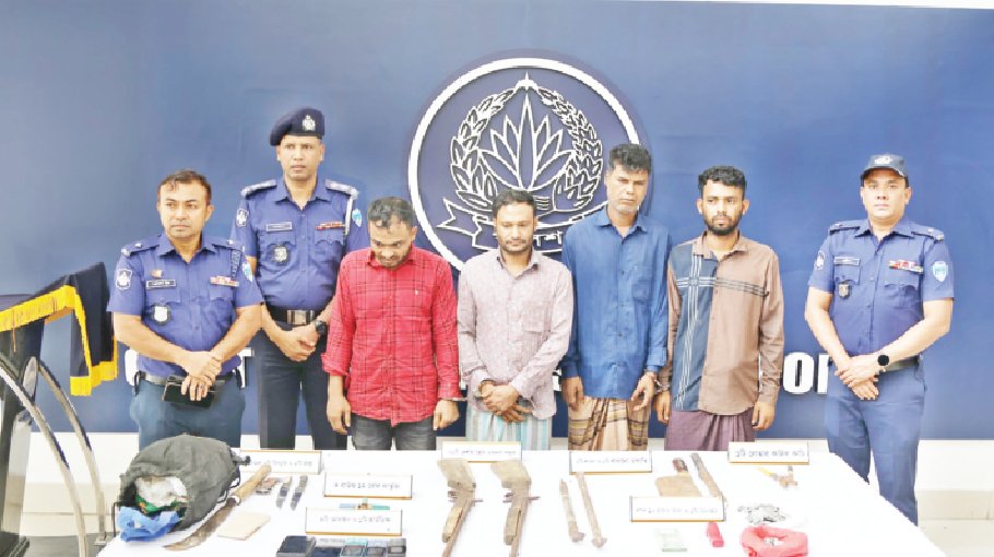 Four members of inter-district robbery gang arrested in Ctg 