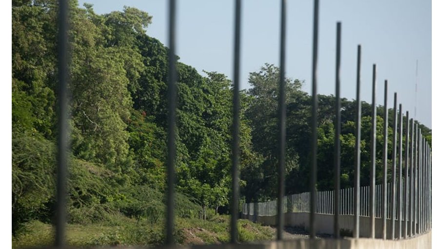 Dominican Republic begins expanding Haiti border wall