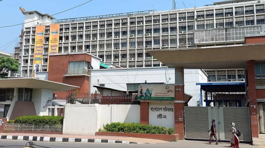 Secretariat staff   to stage mass   campaign today