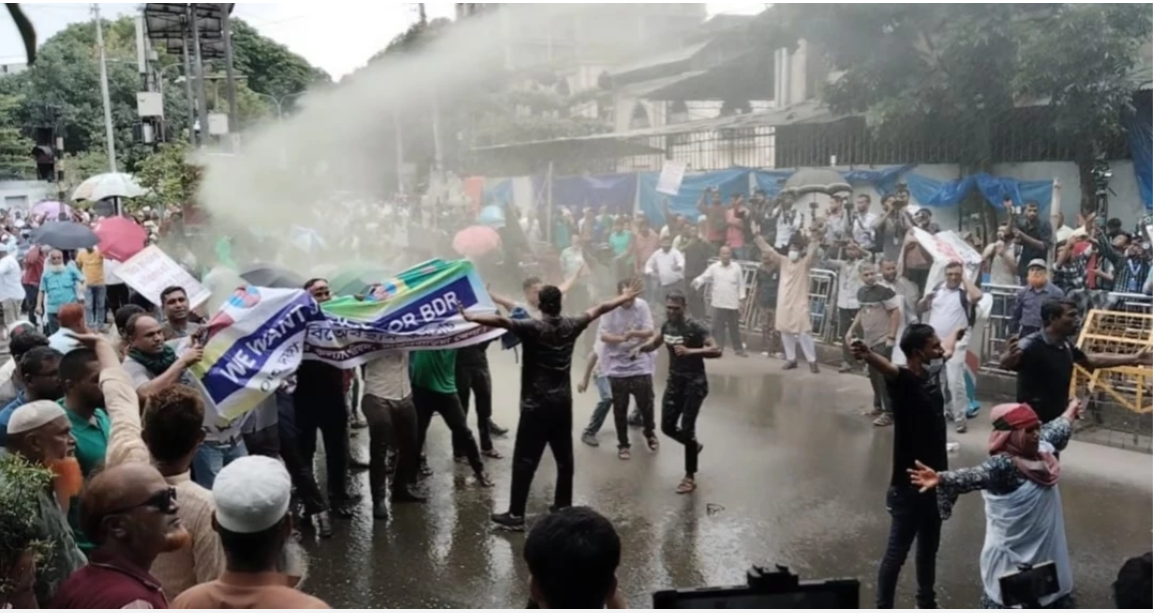 Police disperse protesting dismissed BDR members in Kakrail