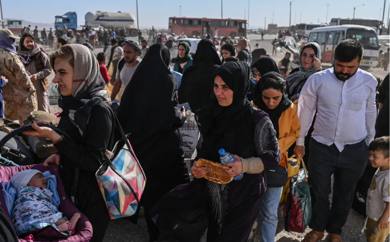 Nearly 5,00,000 Afghans return from Iran after crackdown