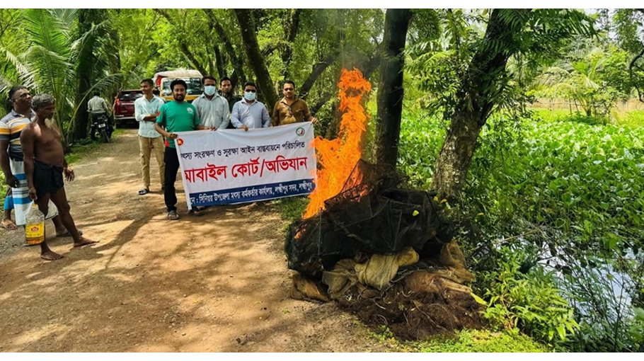 UNO, volunteers clean Lakshmipur canal