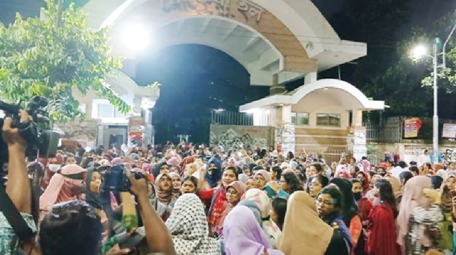 DU female students hold rally at midnight