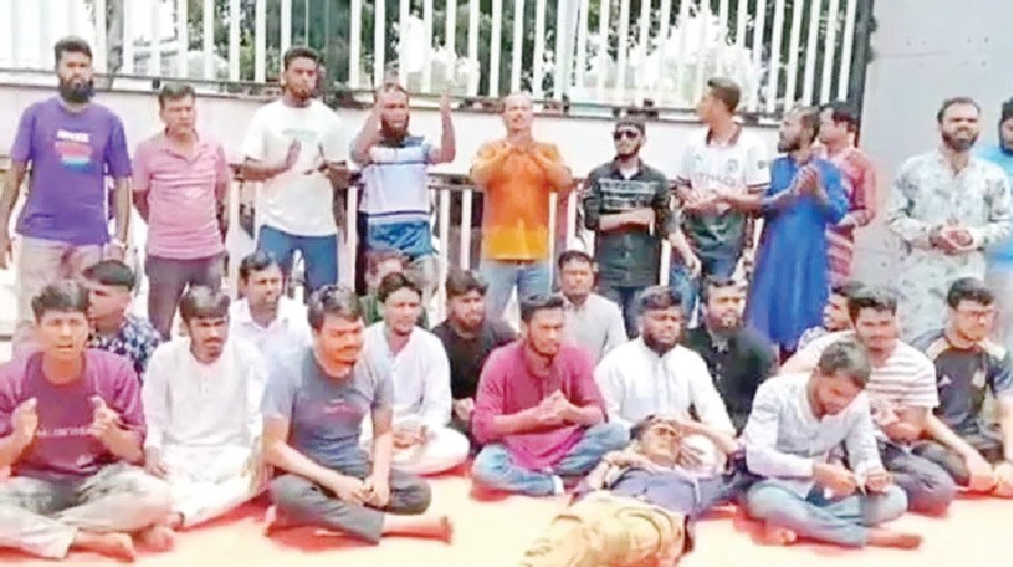 Protesters lay siege to police super’s office in Dinajpur