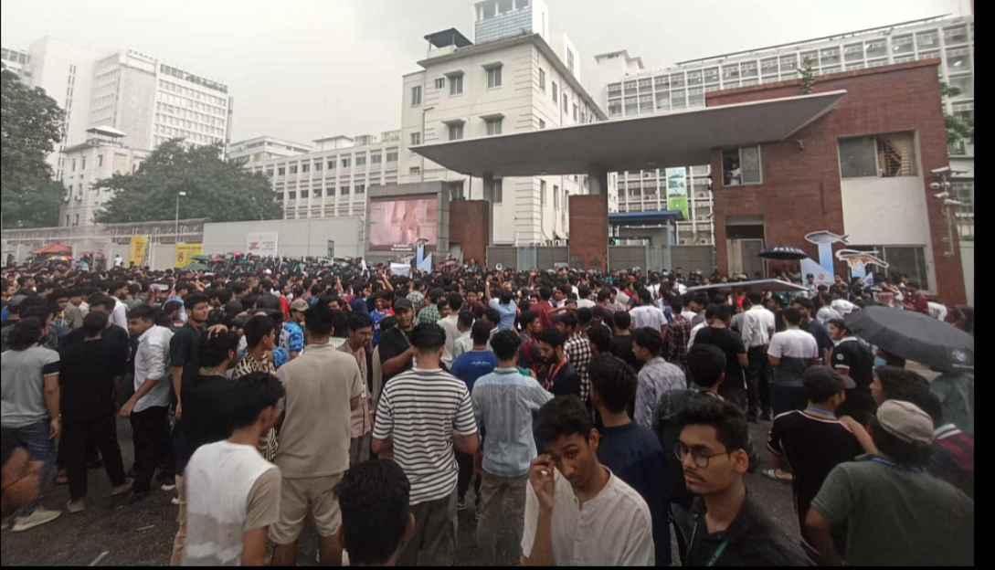 HSC examinees protest in front of Secretariat, demand education adviser’s resignation