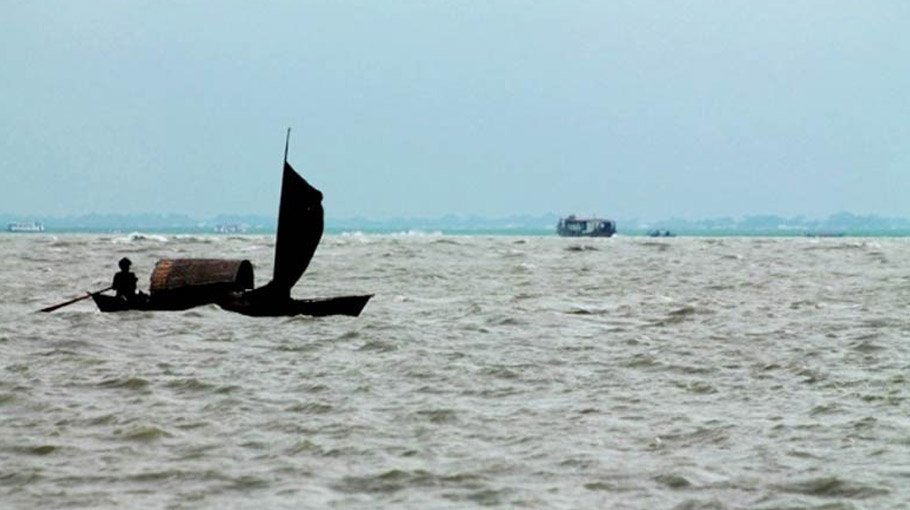 Fisherman drowns  as trawler sinks   in Meghna