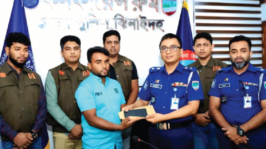 Police return 119 missing mobile phones, cash to owners in Jhenaidah