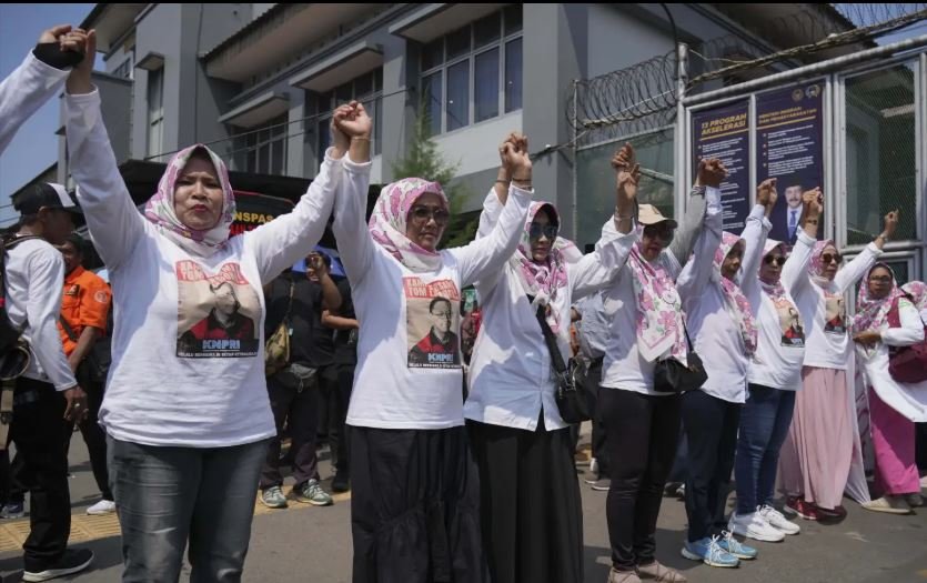Indonesia begins releasing hundreds of prisoners under president's clemency plan